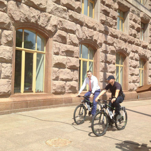 Як Кличко і Зозуля каталися на велосипедах Хрещатиком  - фото 2