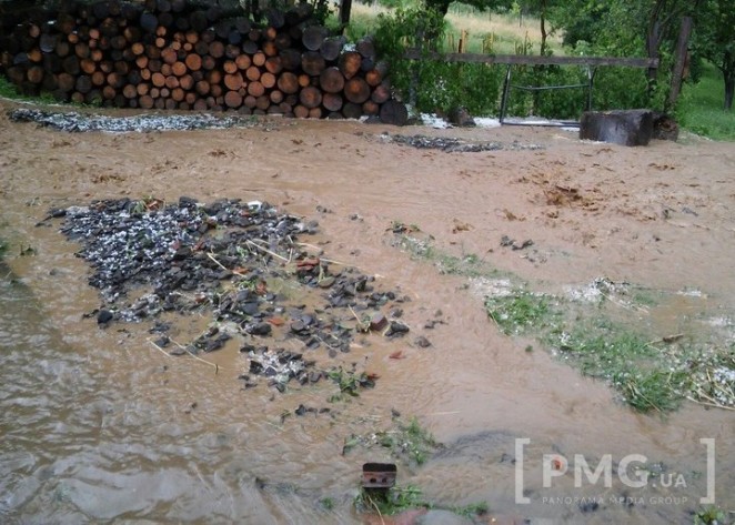 На Мукачівщині дощ з градом понищив урожай і дороги - фото 2