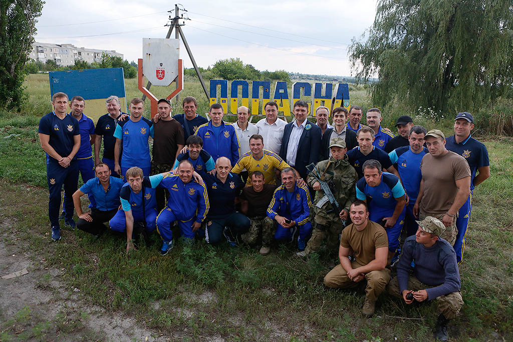 Ветерани збірної України зіграли в зоні АТО - фото 1