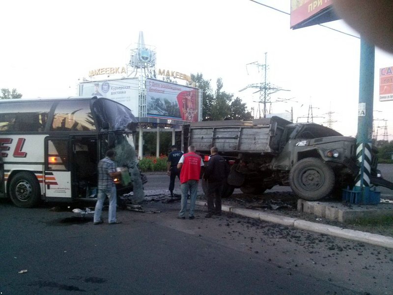У Макіїївці вантажівка протаранила пасажирський автобу: є постраждалі (ФОТО) - фото 3