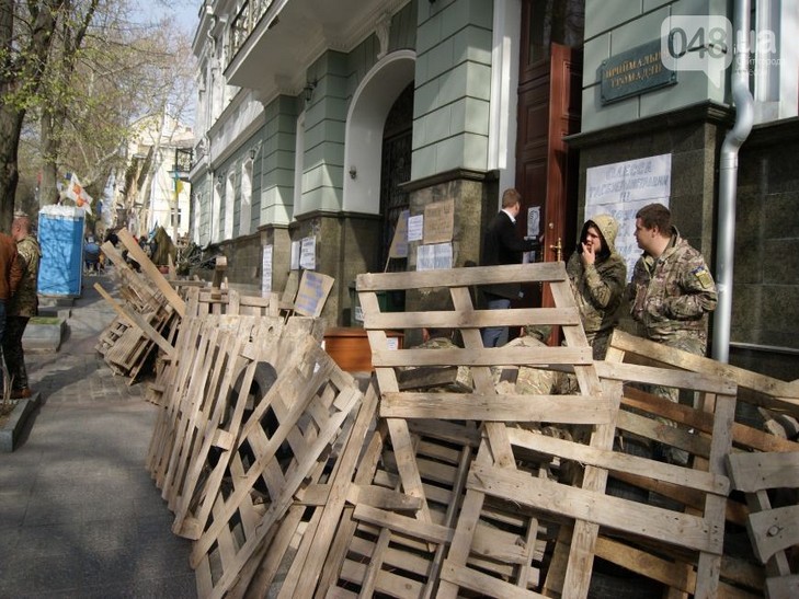 Активісти на прокурорському майдані в Одесі забарикадувалися. Очікували на штурм - фото 3