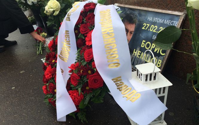 Посол США в РФ Теффт поклав квіти до місця загибелі політика - фото 1