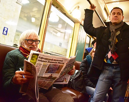 П’єр Рішар помацав мозаїку у московському метро - фото 2