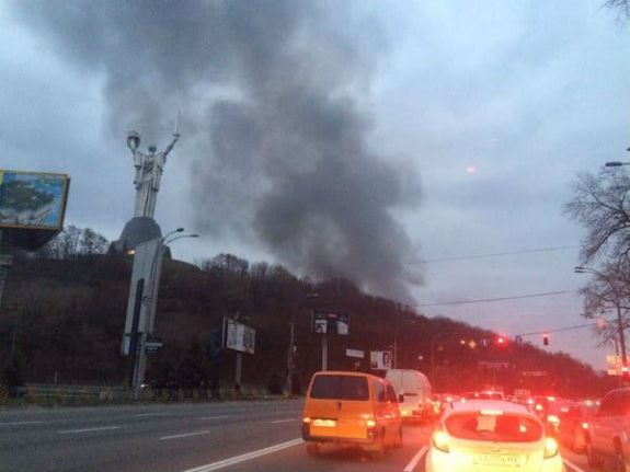 У Києві горить ресторан на Дніпрі: Стовп диму закриває навіть "Батьківщину-мати" - фото 2