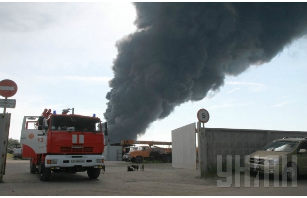 Військову частину біля палаючої нафтобази  окопують ровами та евакуюють людей  (ФОТО) - фото 7