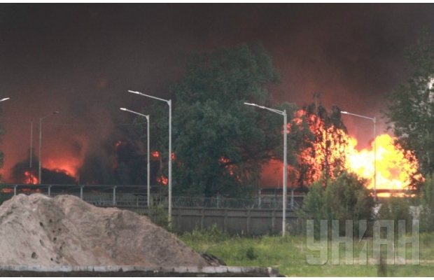 Військову частину біля палаючої нафтобази  окопують ровами та евакуюють людей  (ФОТО) - фото 6