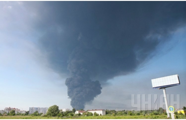 Військову частину біля палаючої нафтобази  окопують ровами та евакуюють людей  (ФОТО) - фото 5