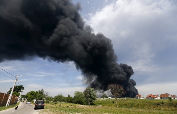 Військову частину біля палаючої нафтобази  окопують ровами та евакуюють людей  (ФОТО) - фото 2