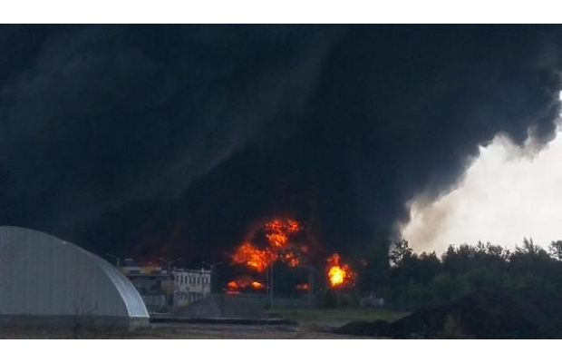 Військову частину біля палаючої нафтобази  окопують ровами та евакуюють людей  (ФОТО) - фото 1