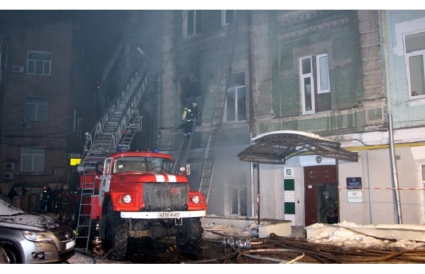 Пожежа у житловому будинку в Києві: загинула жінка, постраждали діти і поліцейський - фото 3