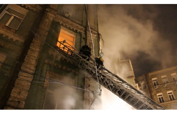 Пожежа у житловому будинку в Києві: загинула жінка, постраждали діти і поліцейський - фото 2