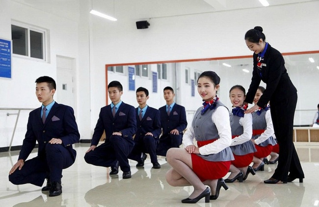 Гірше, ніж в армії: Як тренують стюардес у Китаї - фото 3