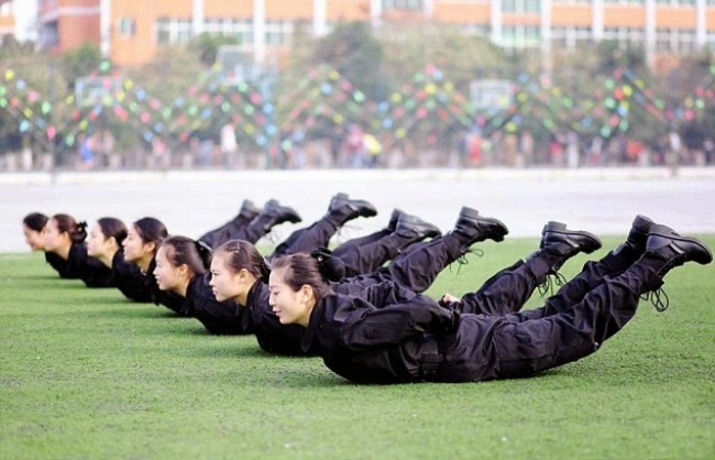 Гірше, ніж в армії: Як тренують стюардес у Китаї - фото 5