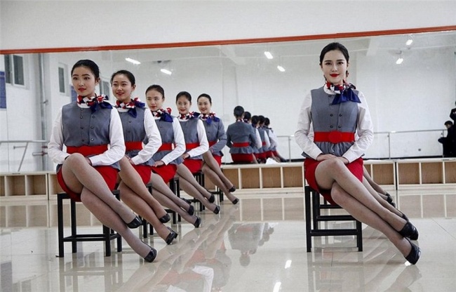 Гірше, ніж в армії: Як тренують стюардес у Китаї - фото 4