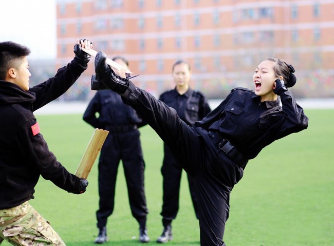 Гірше, ніж в армії: Як тренують стюардес у Китаї - фото 6