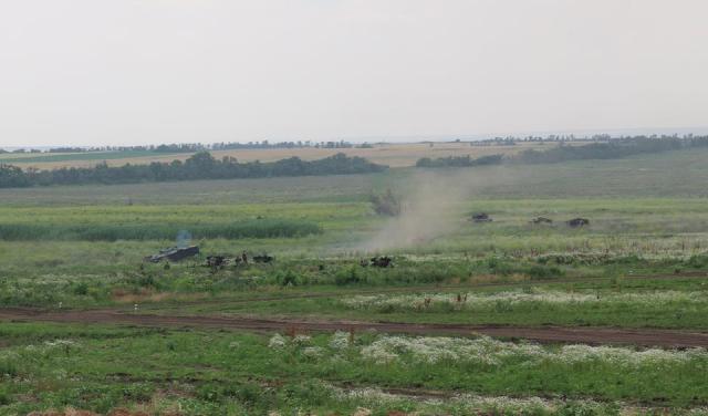 Бойовики "ДНР" проводять військові навчання на танках (ФОТО) - фото 2 Бойовики "ДНР" проводять військові навчання на танках (ФОТО) - фото 2