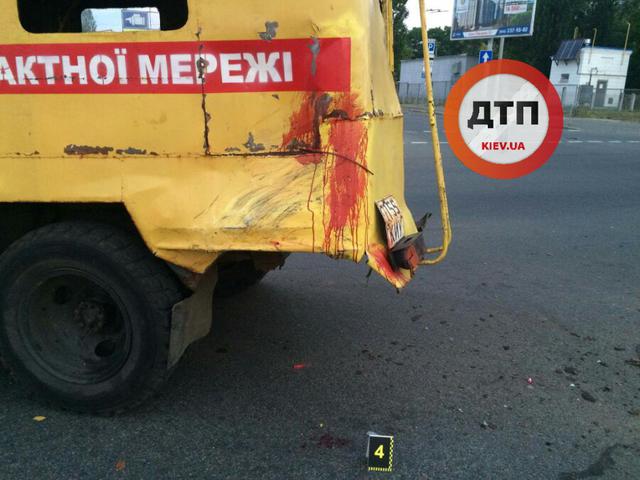 Мотоцикліст і його пасажир загинули в Києві після зіткнення з вантажівкою - фото 1