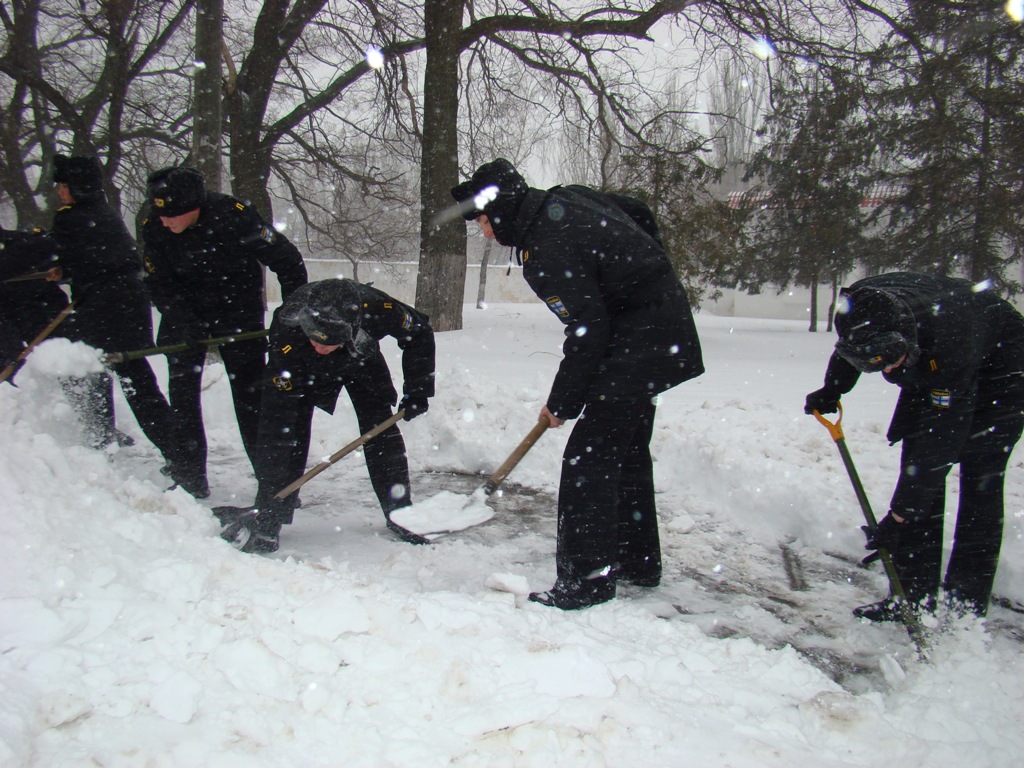До боротьби із сніговою стихією на Одещині залучили армію - фото 3
