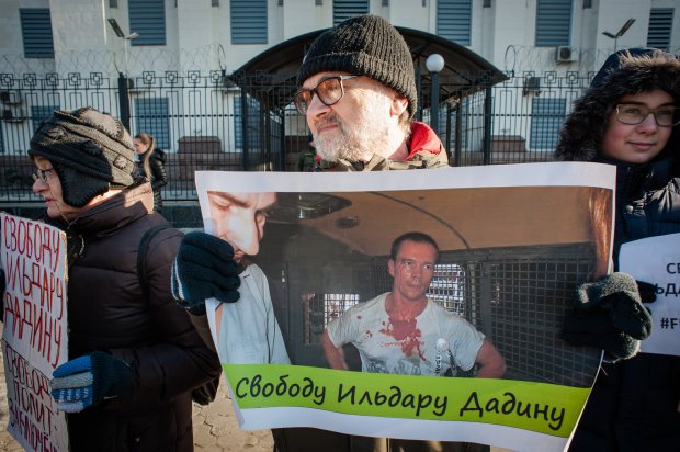 Як Путіна стратили перед посольством Росії - фото 2