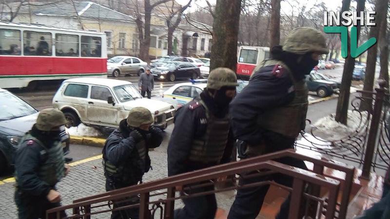 У Миколаєві озброєні люди в масках намагаються здійснити рейдерське захоплення Торгово-промислової палати - фото 1
