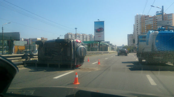 Київ стоїть у заторах: На Індустріальному шляхопроводі перевернулося авто (ФОТО) - фото 1