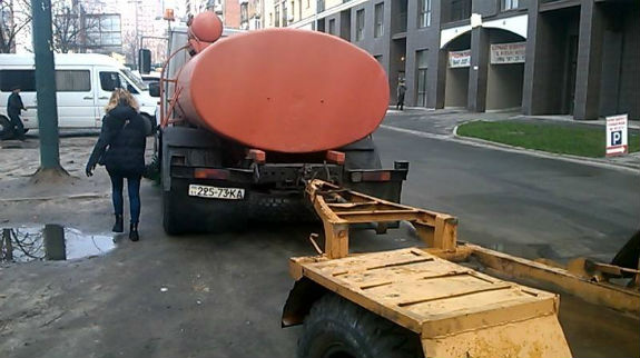 У Києві водій поливальної машини став лауреатом конкурсу "Паркуюсь, як жлоб" - фото 2