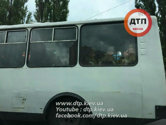 У Києві автобус з військовими врізався у тролейбус  - фото 2