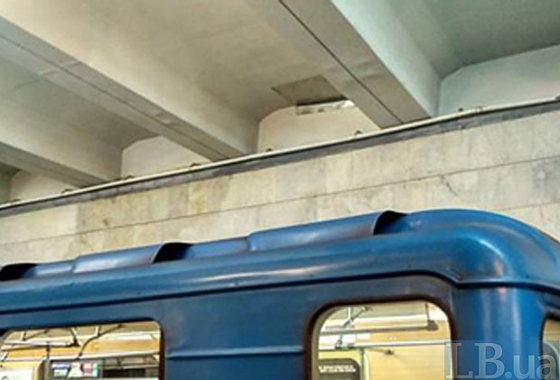 Забудовник зробив дірку у стелі станції метро "Героїв Дніпра" - фото 2