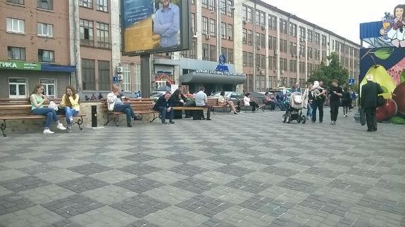 Столичні торгаші непереможні: навіть сквери не викорінюють стихійну торгівлю - фото 1 Столичні торгаші непереможні: навіть сквери не викорінюють стихійну торгівлю - фото 1
