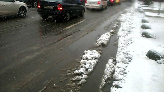 Наслідки несподіваного снігопаду у Києві - фото 3