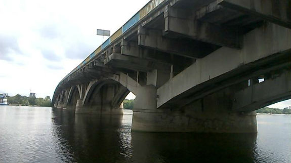 Як виглядають "нутрощі" мосту Метро у Києві - фото 1 Як виглядають "нутрощі" мосту Метро у Києві - фото 1