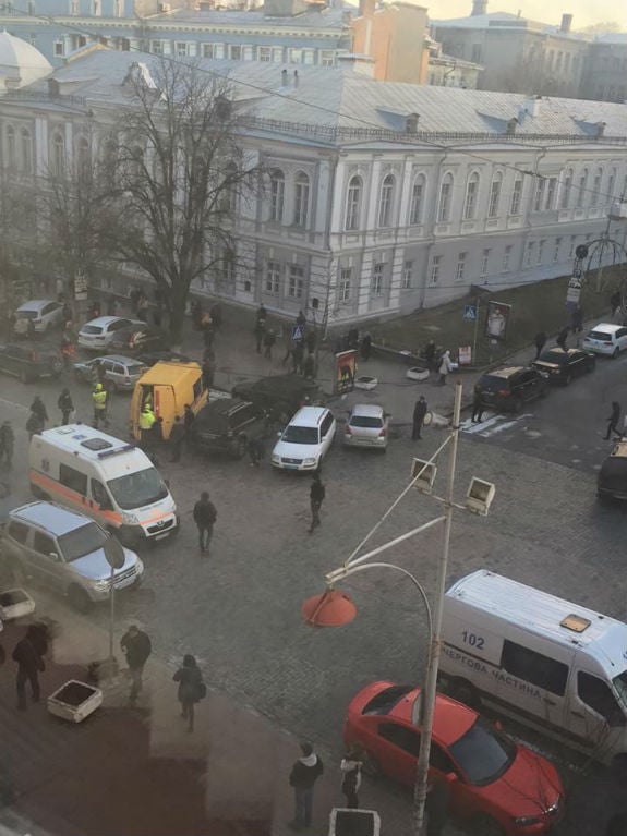 Через обвал будинку у Києві перекрили цілу вулицю  - фото 1