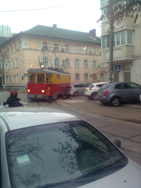 У Києві водій-дегенерат перекрив рух трамваїв  - фото 1