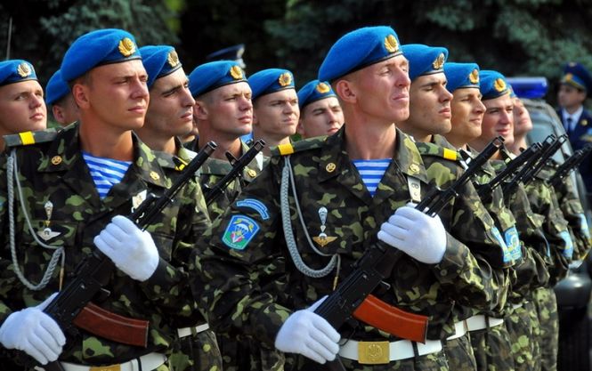 Російських десантників із днем ВДВ привітали плакатами з українськими військовими - фото 1