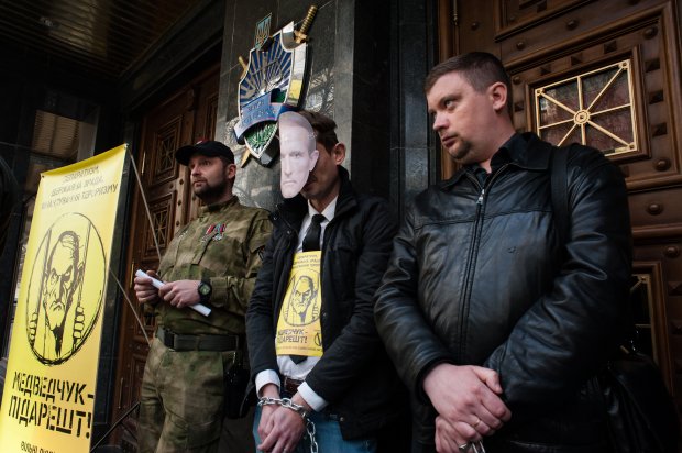 "Медведчук підарешт": Під ГПУ активісти вимагають посадити кума Путіна - фото 1