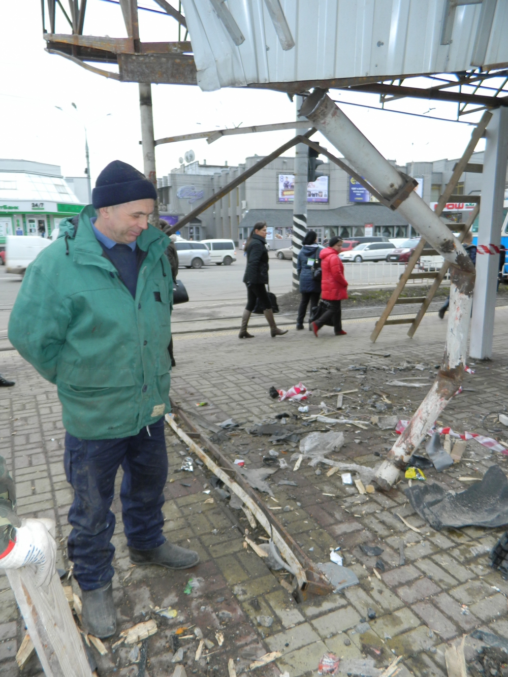 Бізнесмен, який розтрощив зупинку на Пирогова, дав гроші на її відновлення - фото 2