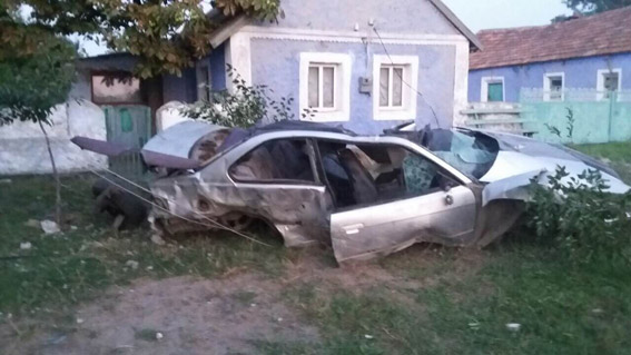 Моторошне ДТП на Миколаївщині: "BMW" зніс електроопору, водій загинув - фото 3
