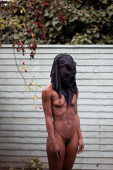 Фотосесія голих дівчат із дивними масками на голові підірвала мережу (ФОТО, 18+) - фото 12