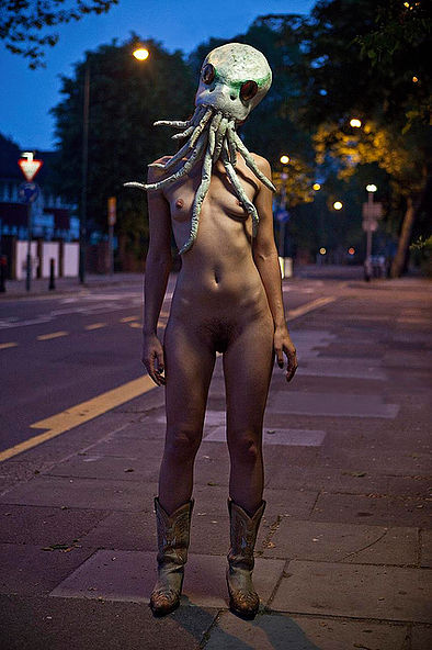 Фотосесія голих дівчат із дивними масками на голові підірвала мережу (ФОТО, 18+) - фото 10