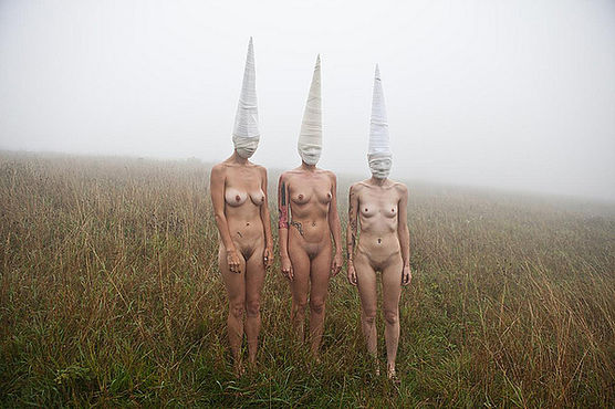 Фотосесія голих дівчат із дивними масками на голові підірвала мережу (ФОТО, 18+) - фото 8