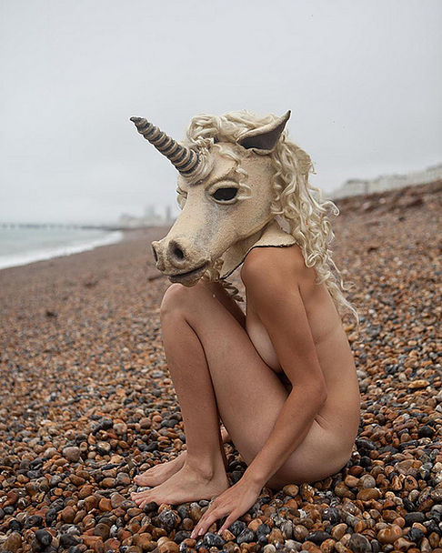 Фотосесія голих дівчат із дивними масками на голові підірвала мережу (ФОТО, 18+) - фото 6