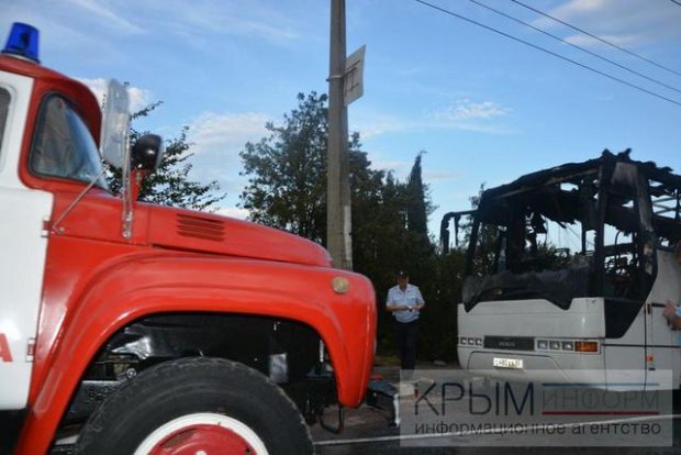 У Криму дотла згорів туристичний автобус - фото 2
