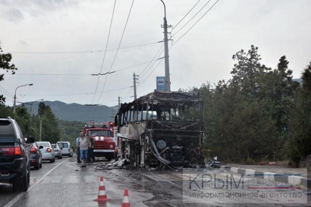 У Криму дотла згорів туристичний автобус - фото 1