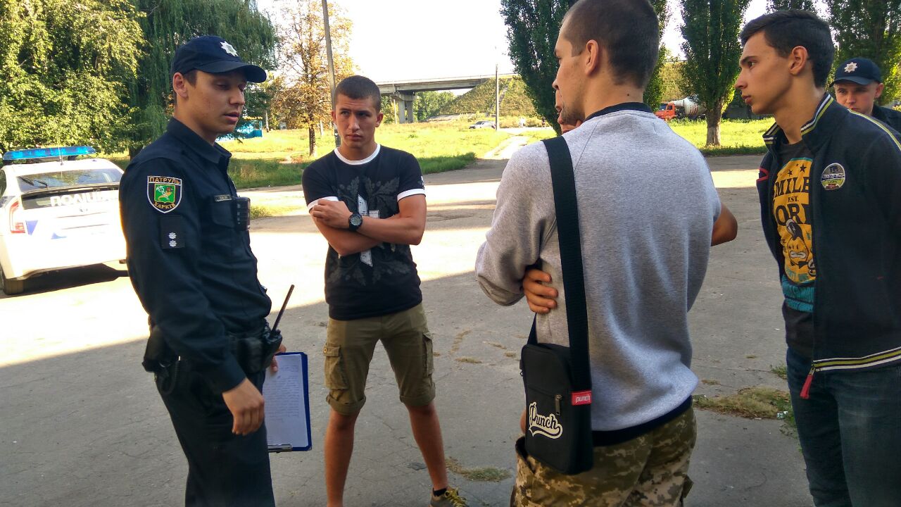 Незаконную точку продажи алкогольных напитков закрыли в Харькове (ФОТО) Незаконную точку продажи алкогольных напитков закрыли в Харькове (ФОТО)