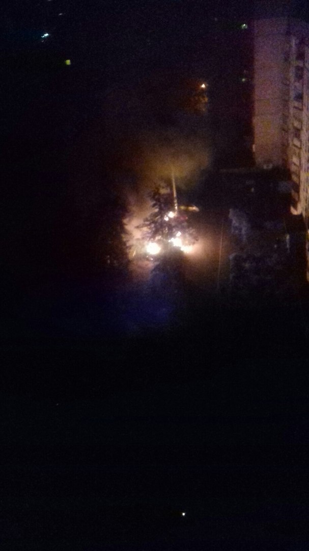 У Харкові у дворі житлових будинків палали автомобілі, - очевидці (ФОТО, ВІДЕО) - фото 2