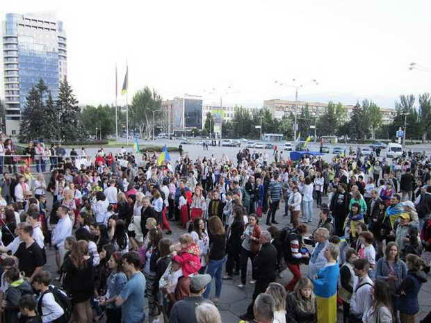 Сотні запоріжців у вишиванках пройшли центром міста з гаслом “Наша сильна та єдина вишивана Україна” - фото 16