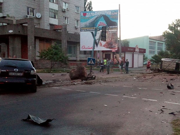 У Бердянську на шаленій швидкості зіштовхнулися два джипа, є постраждалі - фото 5