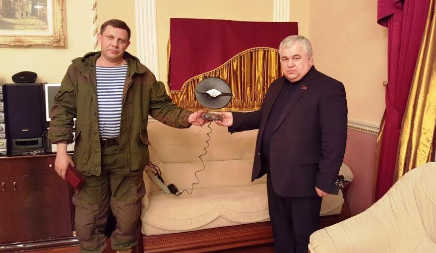 У мережі гадають, що за "мелофон" привіз російський комуніст Захарченку (ФОТО) - фото 1