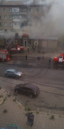 У Луганську від пожежі у магазині загорілася квартира (ФОТО) - фото 1