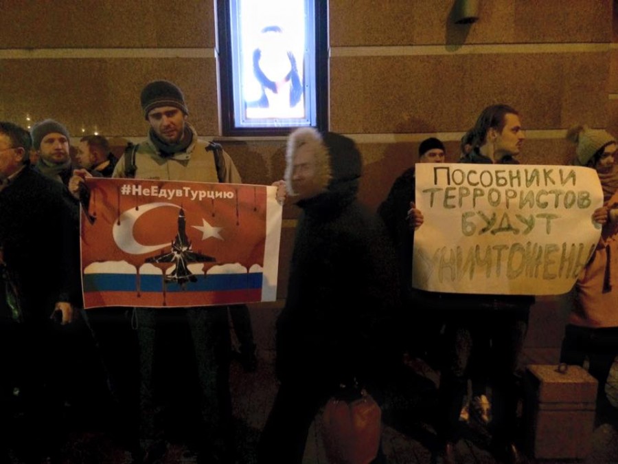 Росіяни під посольством Туреччини обіцяють "не пробачати" за збитий літак - фото 2